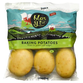 Blas y Tir baking potatoes